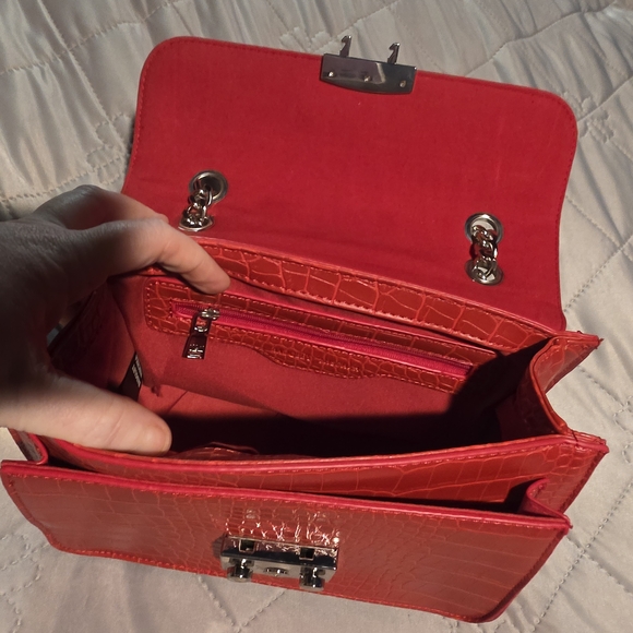 Red Croc-Embossed BAGLEY With Studs And Silver Shoulder Or Cross Body Chain - Picture 5 of 11